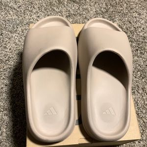 Adidas Yeezy slide size 10 great condition worn 7 times